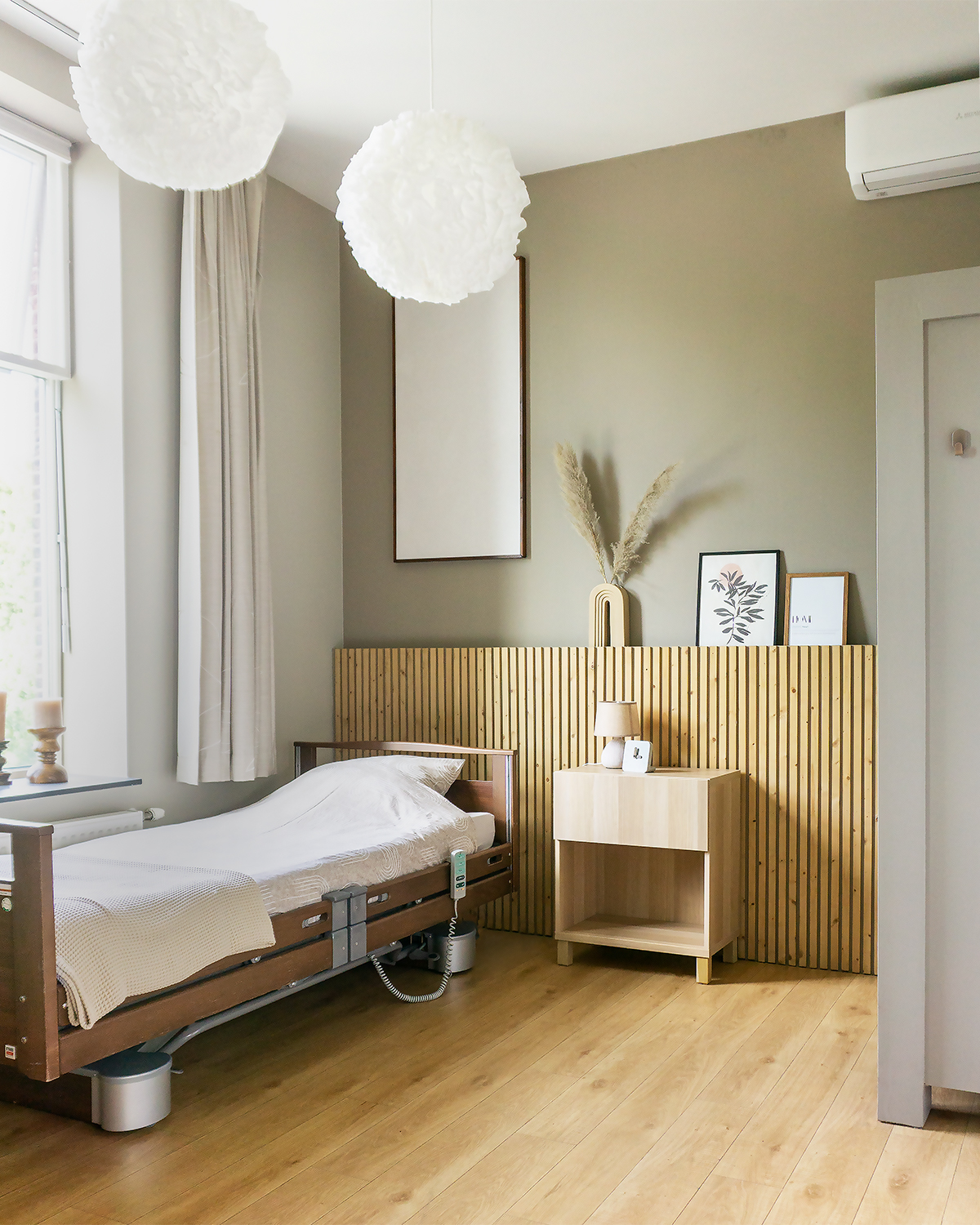 Zorghotelkamer met zorgbed in japandi-stijl